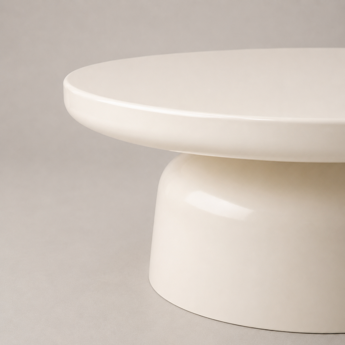 Ysée | Table basse ronde laqué blanc crème sur socle colonne