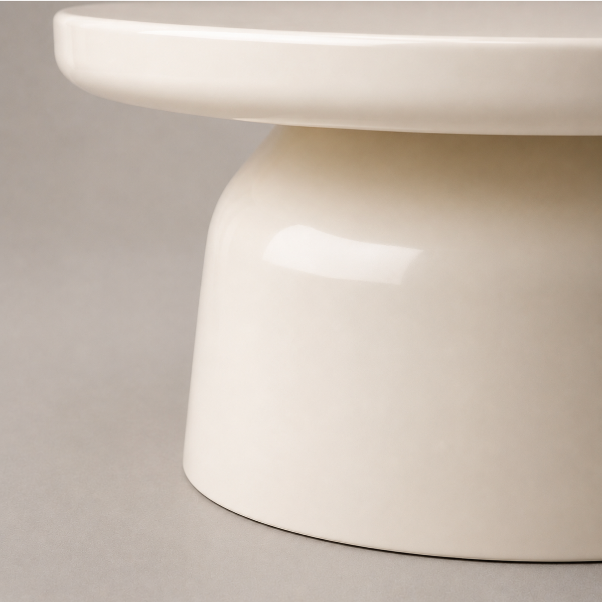 Ysée | Table basse ronde laqué blanc crème sur socle colonne