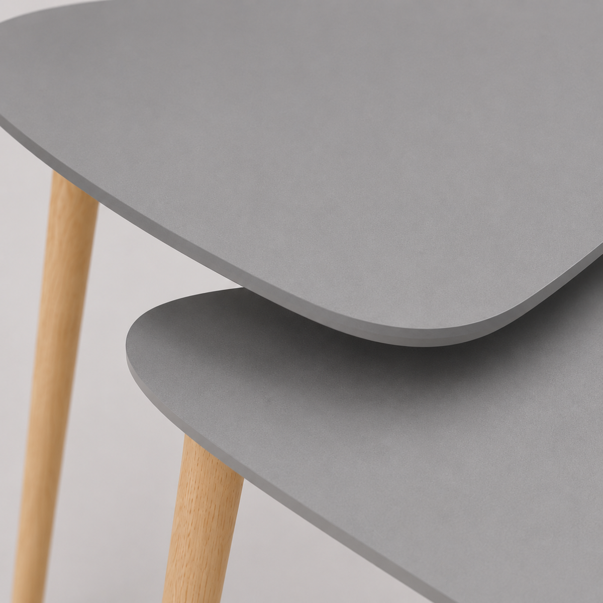 Naïs | Duo de tables basses gigognes organiques en bois et plateau gris