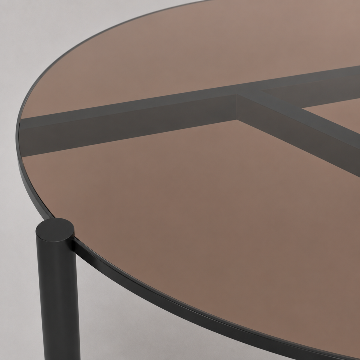 Lior | Table basse ronde en verre fumé et métal noir