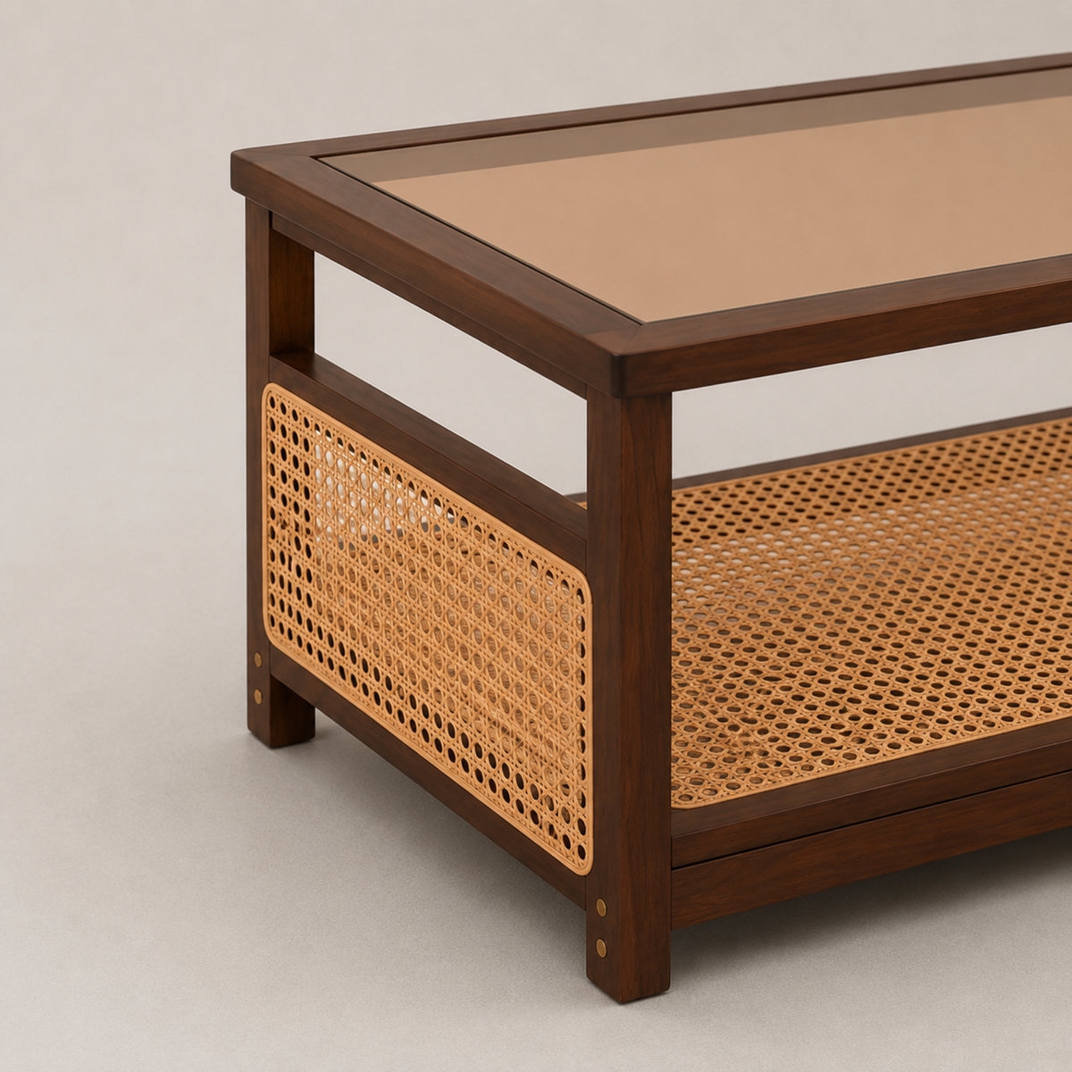 Théa | Table basse rectangulaire en bois noyer, verre et rotin