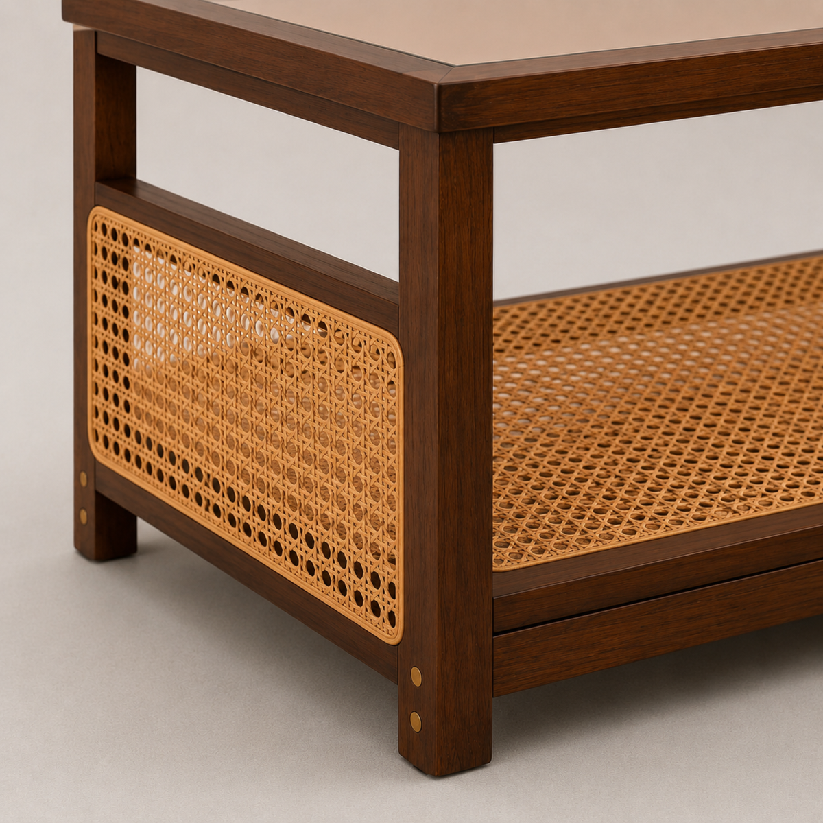 Théa | Table basse rectangulaire en bois noyer, verre et rotin