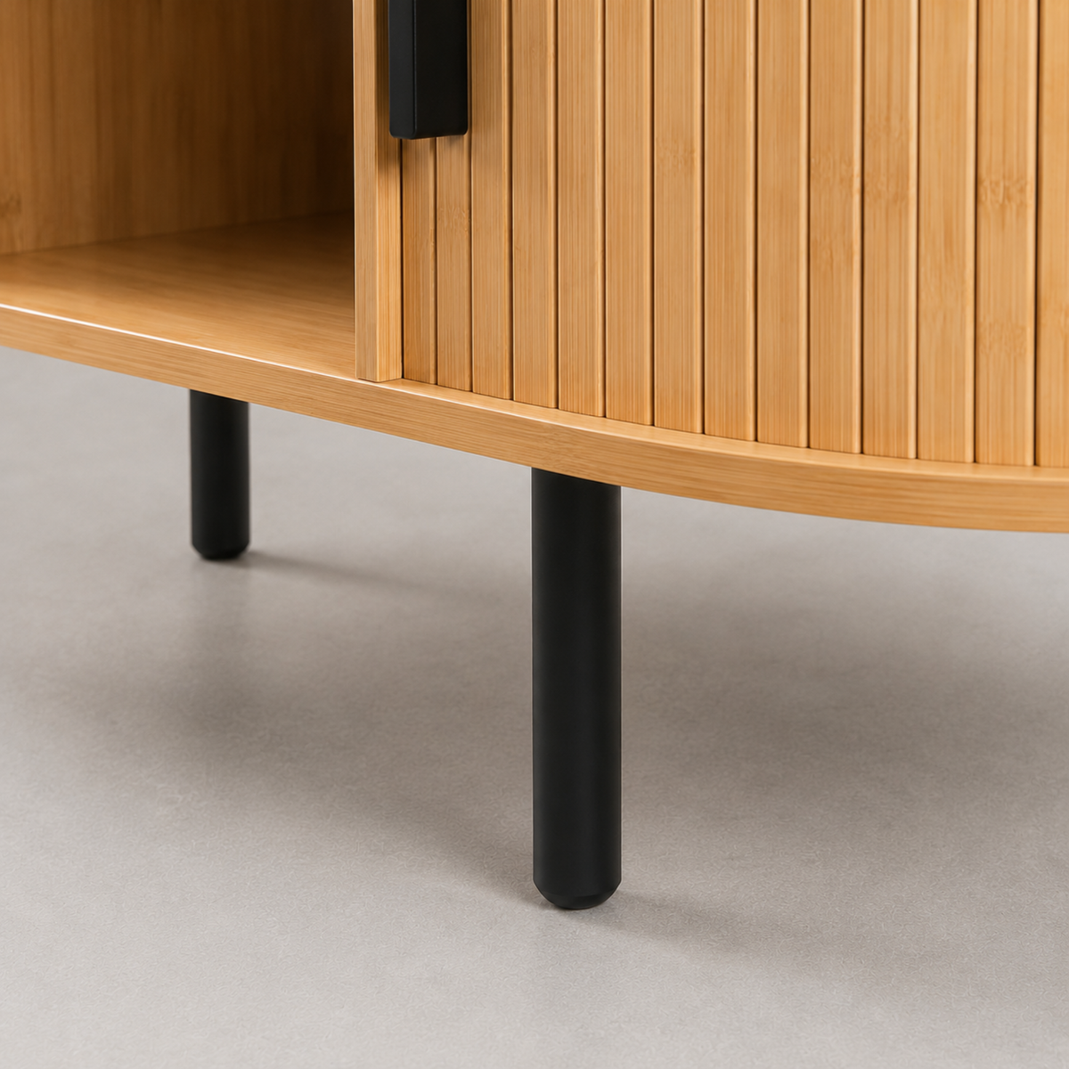 Solène | Table basse ovale en bambou et métal noir avec portes coulissantes