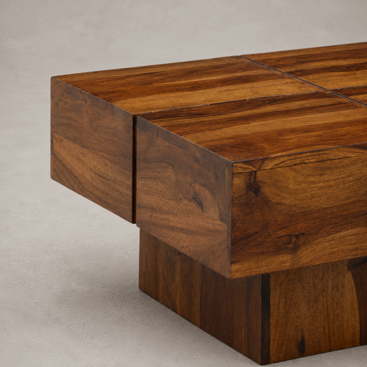 Lowen | Table basse carrée en bois de Sheesham massif à socle sculpté