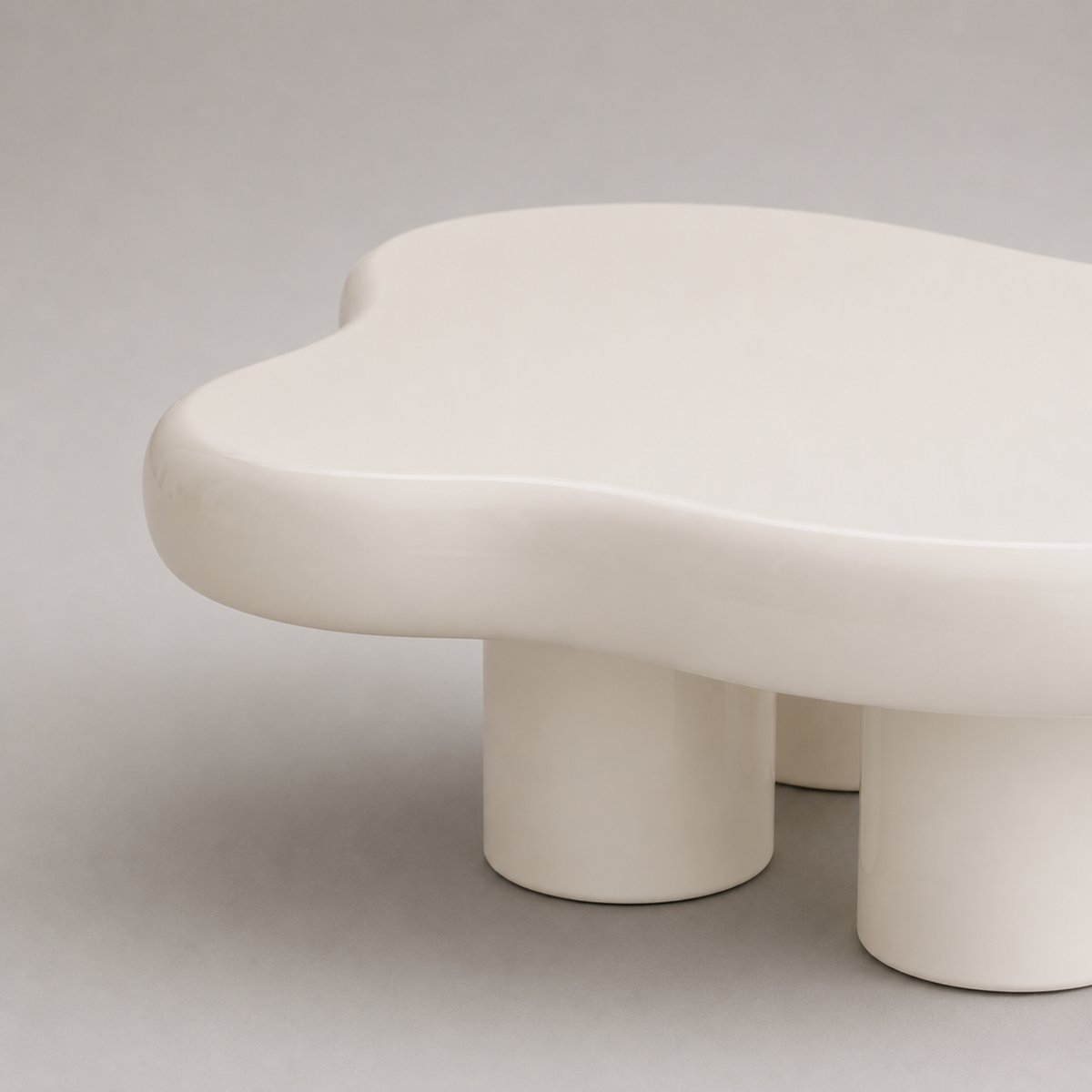 Ninon | Table basse organique en bois laqué blanc laiteux