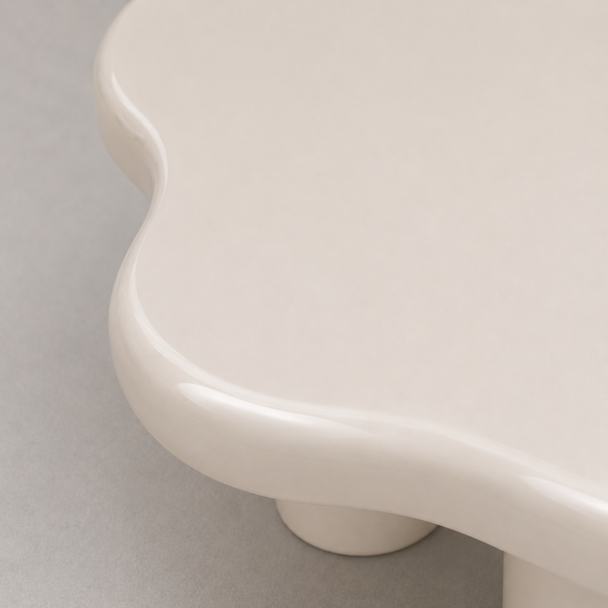 Ninon | Table basse organique en bois laqué blanc laiteux