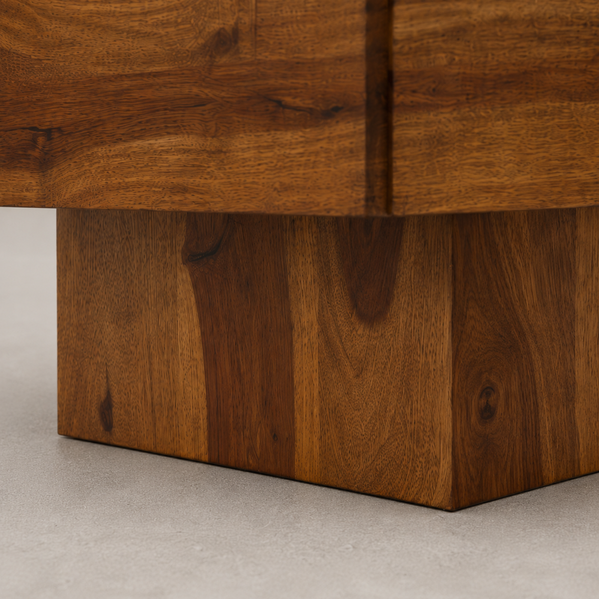 Lowen | Table basse carrée en bois de Sheesham massif à socle sculpté